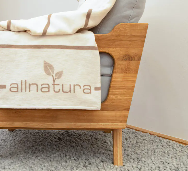 Jubiläums-Plüschdecke mit allnatura-Logo aus 100 % Bio-Baumwolle
